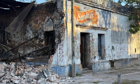 Por el lugar pasaron miles de personas ya que durante muchos años funcionó un bar, tipo pool. Ahora es solo ruinas. Por el lugar pasaron miles de personas ya que durante muchos años funcionó un bar, tipo pool. Ahora es solo ruinas.