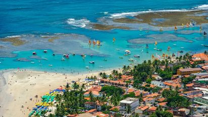 Escapada a un pueblito paradisíaco de Brasil con arrecifes naturales y peces de todos los colores