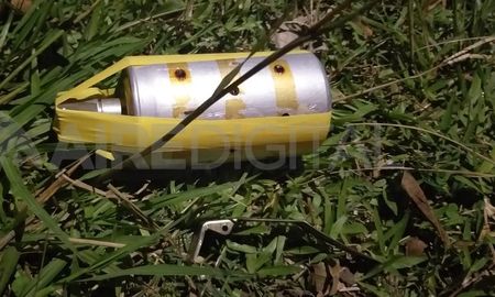 Esta es la granada de gas lacrimógeno que tiraron contra la casa de un dirigente de Luz y Fuerza. Esta es la granada de gas lacrimógeno que tiraron contra la casa de un dirigente de Luz y Fuerza.