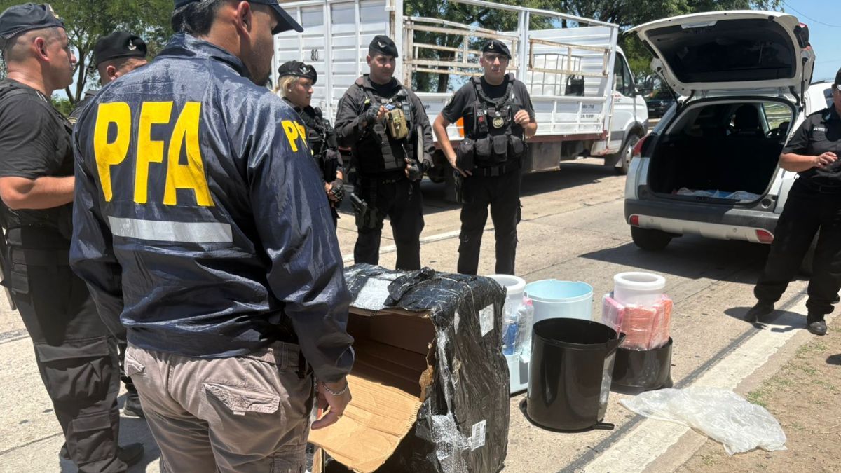 El hallazgo se dio luego de que el automóvil evadiera un control y descartara la carga en la avenida de la Constitución