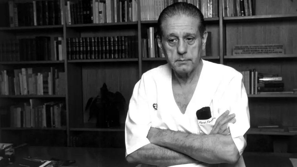 René Favaloro nació el 12 de julio de 1923 en La Plata, Argentina. Ingresó en la Facultad de Ciencias Médicas de la Universidad Nacional de La Plata. En su tercer año ingresó en la residencia clínica en el Hospital de Clínicas José de San Martín.