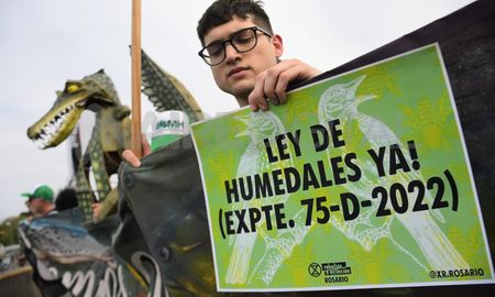 A las pocas horas de conocerse el nuevo cajoneo al debate de la Ley, las más de 500 organizaciones socioambientales que impulsan el proyecto consensuado expresaron su “total y absoluto rechazo a su acción dilatoria con el objeto de escuchar las posiciones de los gobiernos provinciales”. A las pocas horas de conocerse el nuevo cajoneo al debate de la Ley, las más de 500 organizaciones socioambientales que impulsan el proyecto consensuado expresaron su “total y absoluto rechazo a su acción dilatoria con el objeto de escuchar las posiciones de los gobiernos provinciales”.