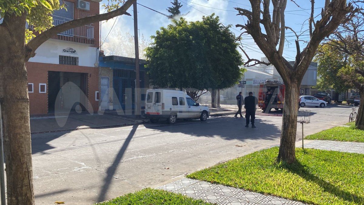 Cerca de las 15 había mucho humo saliendo del local, aunque los bomberos trabajaron y sofocaron el foco ígneo.