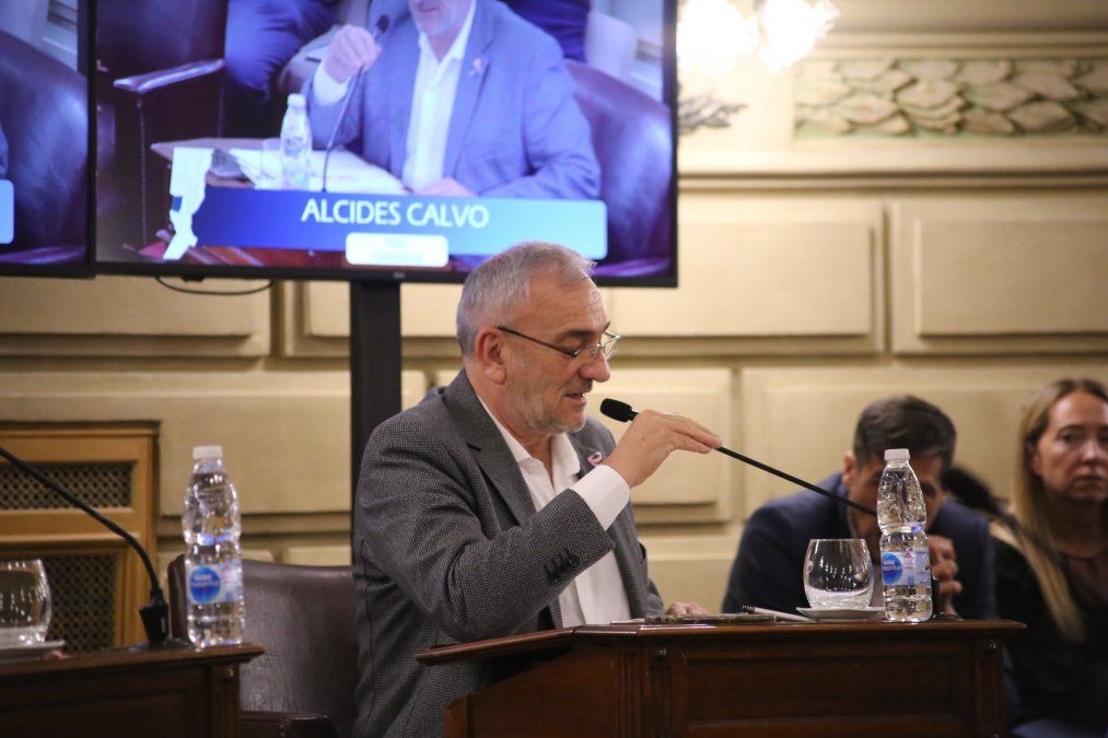 El senador Alcides Calvo lamentó que se imponga la limitante de 50 años para el pase a planta de los trabajadores de la salud.