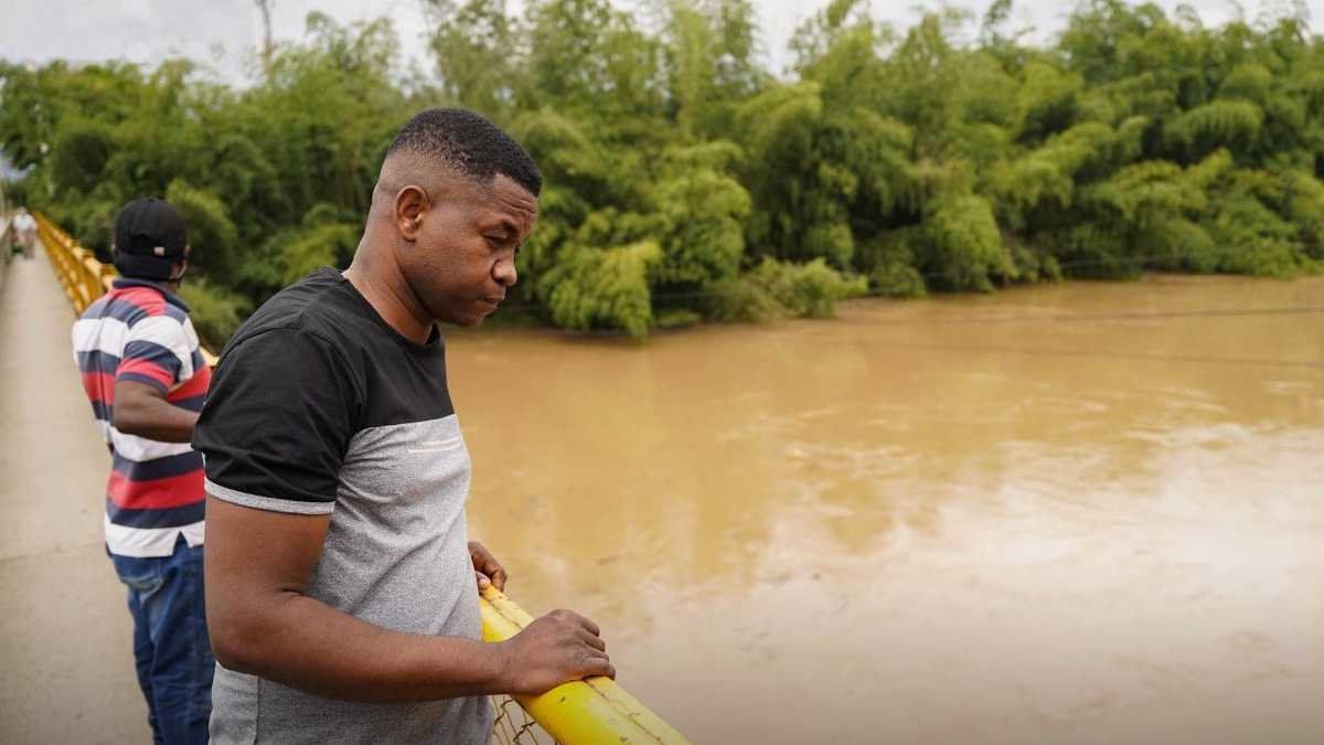 Le salvó la vida a un nene de 6 años que se ahogaba en un río: su propia madre lo había arrojado