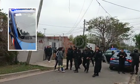 Robaron una moto, la policía atrapó a uno de los ladrones y vecinos de barrio Coronel Dorrego apedrearon a los efectivos: hay tres aprehendidos. Robaron una moto, la policía atrapó a uno de los ladrones y vecinos de barrio Coronel Dorrego apedrearon a los efectivos: hay tres aprehendidos.