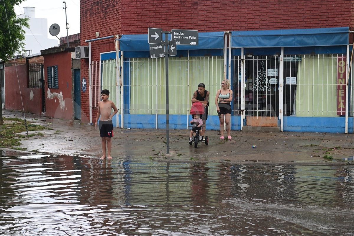 El agua provocó el anegamiento en varias calles de la ciudad de Santa Fe. El agua provocó el anegamiento en varias calles de la ciudad de Santa Fe.