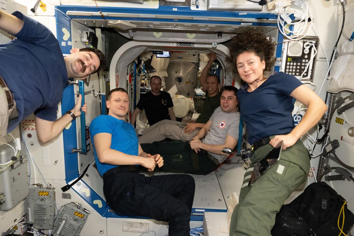 Seis de los siete miembros de la tripulación de la Expedición 74 posan juntos para un retrato a bordo de la Estación Espacial Internacional.