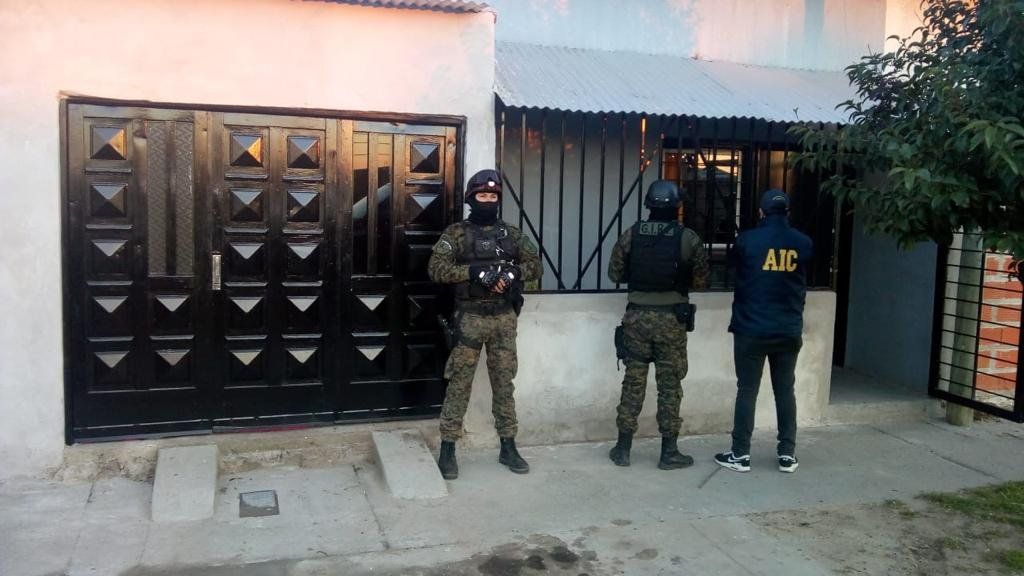 Los grupos de Irrupcion realizaron varios allanamientos en simultáneo para dar con los sospechosos