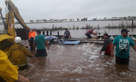 La lluvia en Santa Fe hizo que cediera parte del anillo defensivo en María Susana y debieron trabajar toda la madrugada para repararlo. La lluvia en Santa Fe hizo que cediera parte del anillo defensivo en María Susana y debieron trabajar toda la madrugada para repararlo.