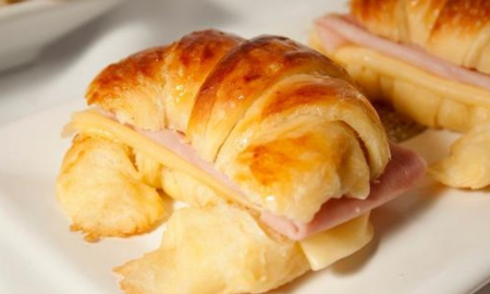 Medialunas de jamón y queso: la receta más sencilla con solo 4 ingredientes y 5 pasos Medialunas de jamón y queso: la receta más sencilla con solo 4 ingredientes y 5 pasos