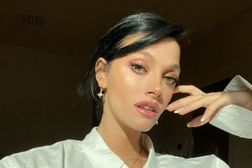 Oriana Sabatini subió una foto en bikini y advirtió: Deslizá para ver la sorpresa