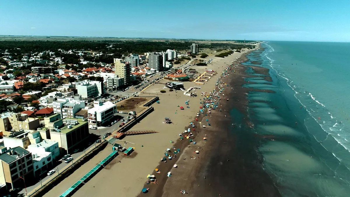 La orientación geográfica de Monte Hermoso permite que el sol permanezca sobre el mar durante más horas, lo que eleva la temperatura de la arena y el agua de forma natural. La orientación geográfica de Monte Hermoso permite que el sol permanezca sobre el mar durante más horas, lo que eleva la temperatura de la arena y el agua de forma natural.