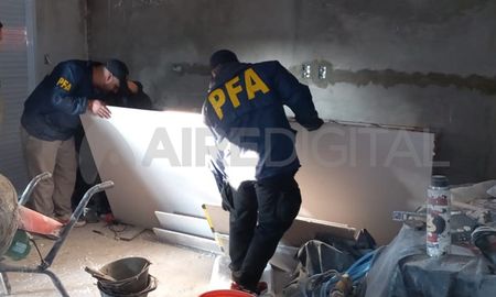 Los investigadores de la PFA inspeccionaron la casa en donde la víctima permaneció cautiva. Los investigadores de la PFA inspeccionaron la casa en donde la víctima permaneció cautiva.