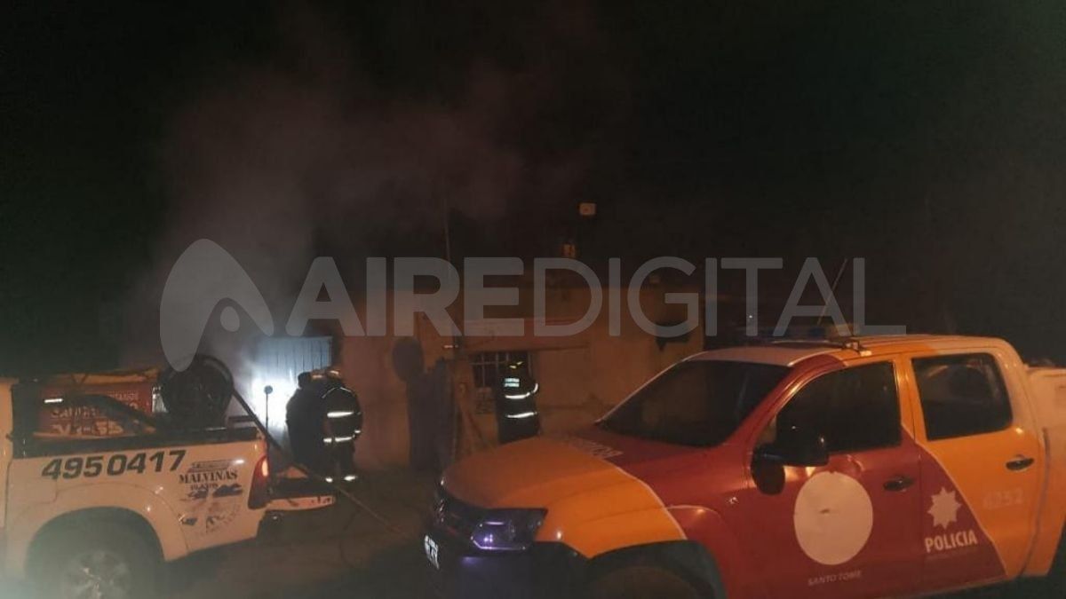 Bomberos Zapadores de Sauce Viejo, trabajaron para sofocar las llamas.