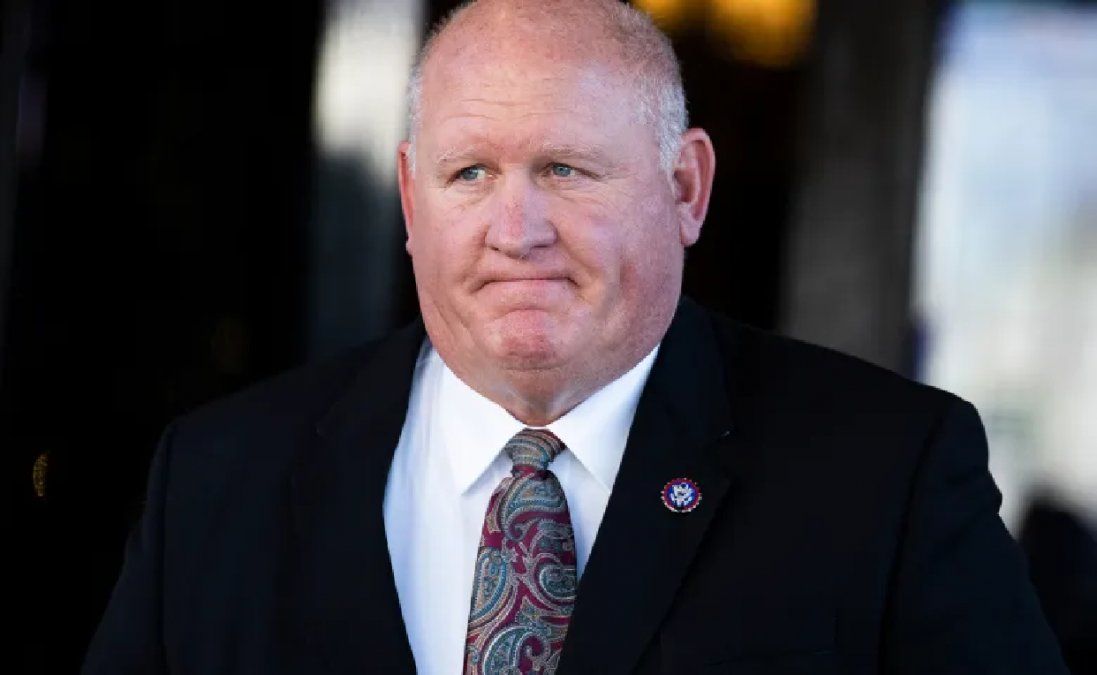 Un legislador estadounidense votó en contra del matrimonio igualitario y tres días después asistió a la boda de su hijo gay