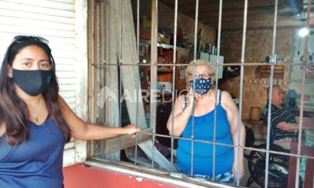 Tres delincuentes ingresaron al domicilio y atacaron a los ancianos. Tres delincuentes ingresaron al domicilio y atacaron a los ancianos.