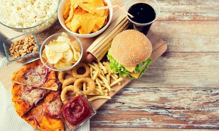 Confirman que una dieta alta en grasas favorece el crecimiento del cáncer colorrectal
