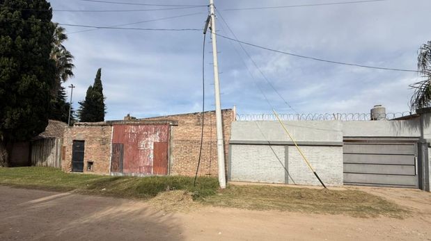 Así quedó el tendido eléctrico tras el robo durante la madrugada.