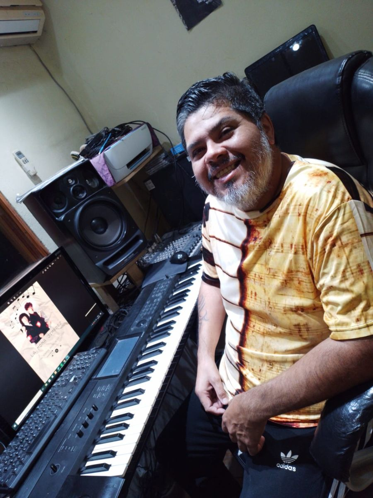 Ángel Arturo Vega, el autor de la versión de La Mona Jiménez cantando “Me siento mucho mejor” de Charly García.