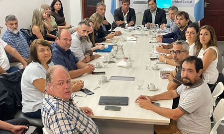 Se realizó este jueves la primera reunión paritaria entre el Gobierno de la Provincia y los representantes de Amra y Siprus. Se realizó este jueves la primera reunión paritaria entre el Gobierno de la Provincia y los representantes de Amra y Siprus.