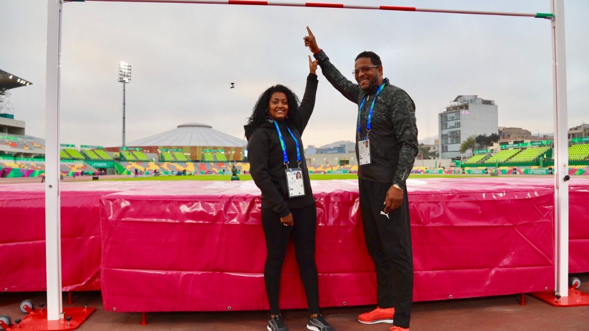 La imagen es de los Juegos Panamericanos de Lima 2019, donde Sotomayor posa con su segunda esposa (y madre de tres de sus cinco hijos), Amaya Sánchez. En la imagen, señala la altura de 2,45 metros, en la que está puesta la varilla, y que fue la que saltó en 1993, en Salamanca, España.