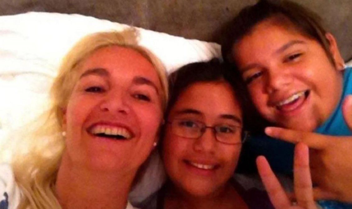 D'Auro con sus dos hijas.