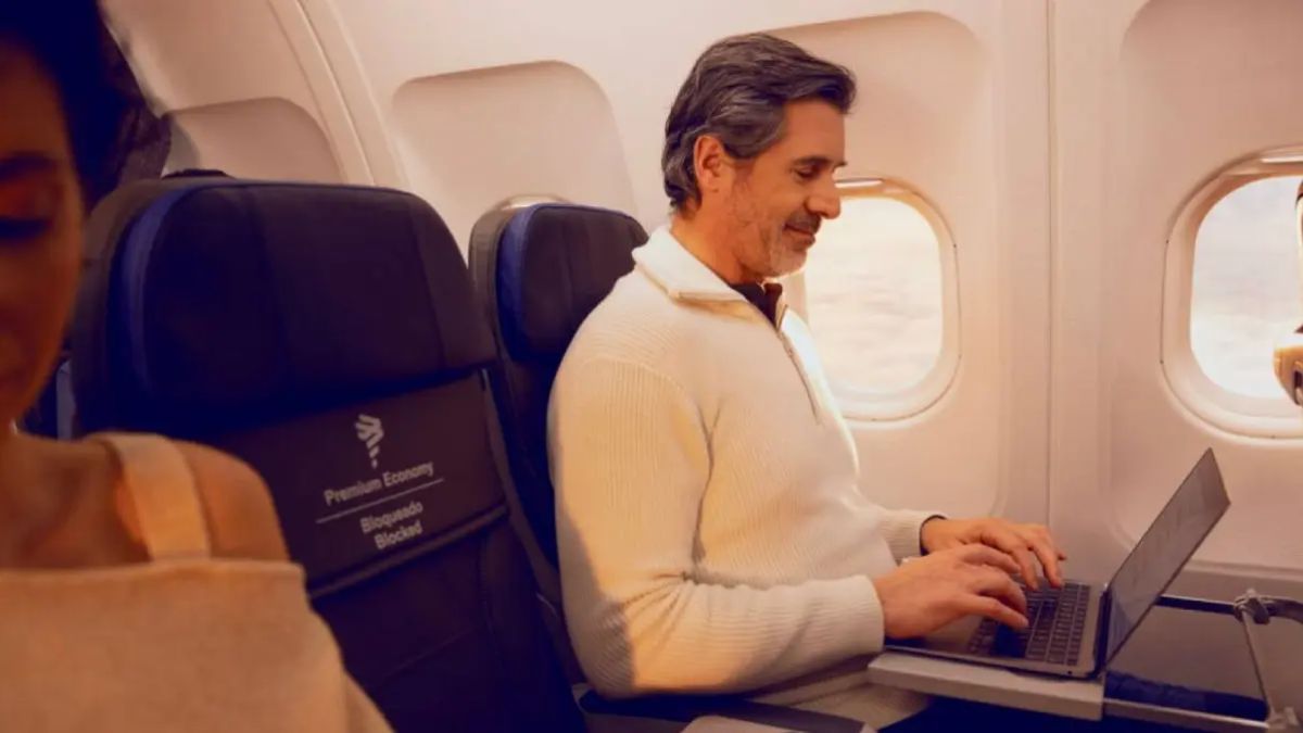 Además del WiFi, la aerolínea rediseñó sus interiores de cabina para incluir puertos de carga de alta velocidad y pantallas táctiles de mayor resolución que complementan la experiencia digital. Además del WiFi, la aerolínea rediseñó sus interiores de cabina para incluir puertos de carga de alta velocidad y pantallas táctiles de mayor resolución que complementan la experiencia digital.