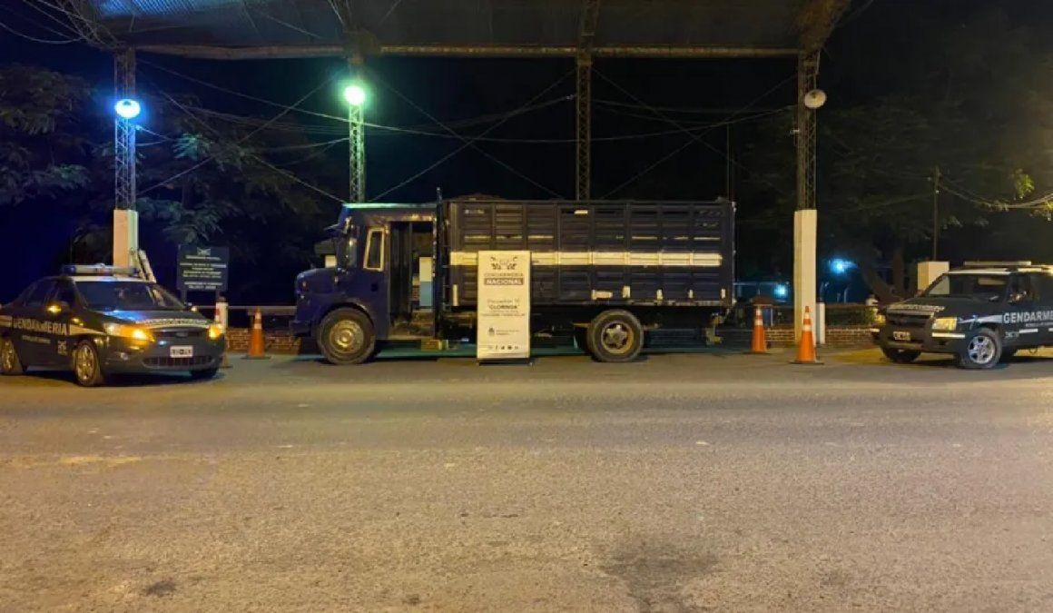 Gendarmería detuvo un vehículo que transportaba 7.000 litros de combustible