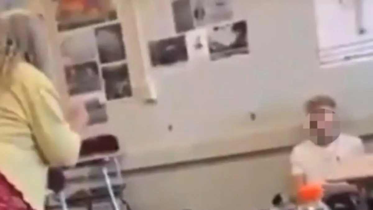 Se dio la baja de la profesora luego del episodio. 