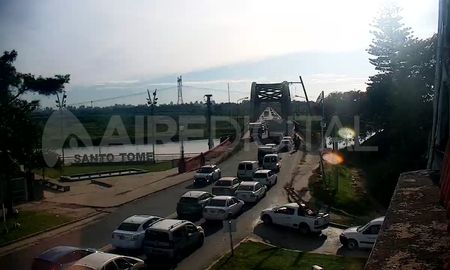 En horarios pico, el puente Carretero se colapsa. El problema impacta en el centro de la ciudad de Santo Tomé. En horarios pico, el puente Carretero se colapsa. El problema impacta en el centro de la ciudad de Santo Tomé.