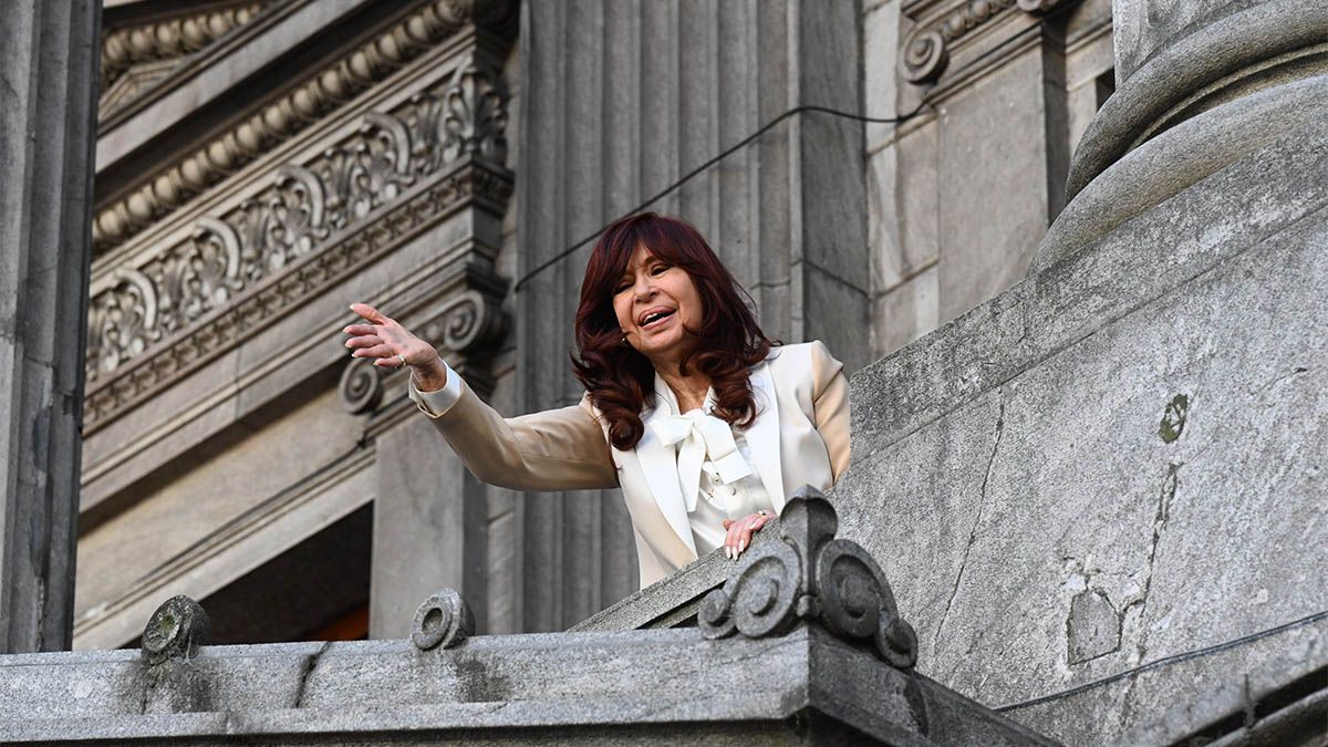 Cristina Kirchner saludó a sus seguidores desde el balcón del Senado.