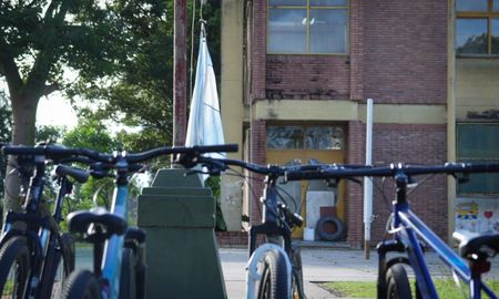Las bicicletas en el patio de la escuela y la bandera sin izar: los disparos de Gino C. congelaron el tiempo en San Cristóbal. Las bicicletas en el patio de la escuela y la bandera sin izar: los disparos de Gino C. congelaron el tiempo en San Cristóbal.