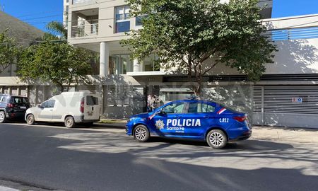 Investigan la muerte de una mujer en calle Francia, intersección con Catamarca. Investigan la muerte de una mujer en calle Francia, intersección con Catamarca.