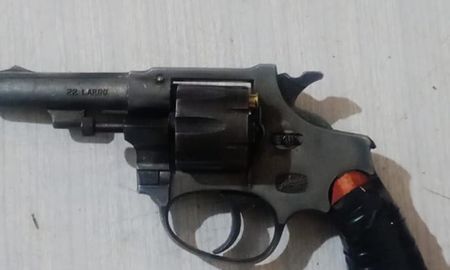 El revolver que secuestró la policía se encontraba con un cartucho en el tambor. El revolver que secuestró la policía se encontraba con un cartucho en el tambor.