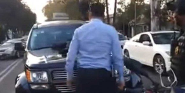 Encontró a su mujer con el amante en su camioneta y su reacción se hizo viral