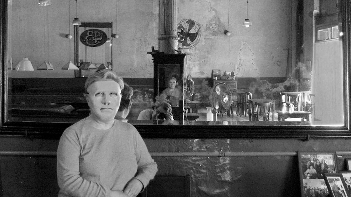 El presentador de la muestra se refiere a la obra de la siguiente manera: &ldquo;La sombra de Jung hay que equipararla al inconsciente de Freud, y nosotros, como especialistas, la relacionamos con el inconsciente de la mirada.