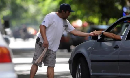 La Municipalidad acepta reabrir el debate en torno a los cuidacoches, pero no enviará proyecto al Concejo. La Municipalidad acepta reabrir el debate en torno a los cuidacoches, pero no enviará proyecto al Concejo.