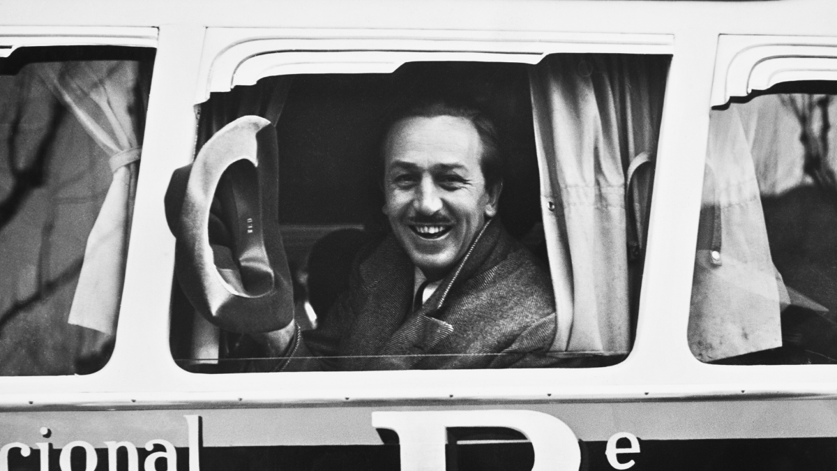 Walt saluda desde la ventana de un ómnibus yendo desde Montevideo a Colonia