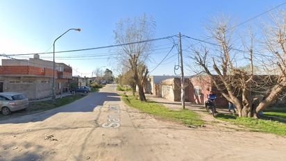 Brutal asalto en barrio Los Hornos: le pegó con un palo en la boca, lo pateó en el piso y le robó la moto
