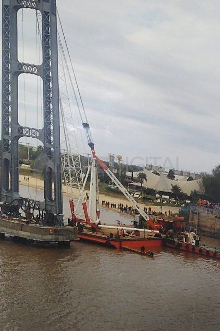 Una de las antenas del Puente Colgante es la original, la otra se reconstruyó tras la caída.