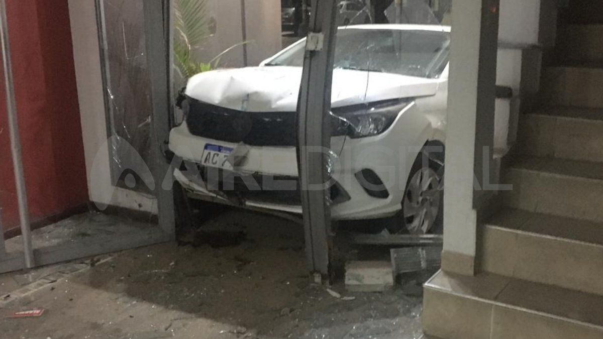 La conductora de un Fiat blanco terminó incrustada en&nbsp; un edificio luego de que la chocara un automovilista.