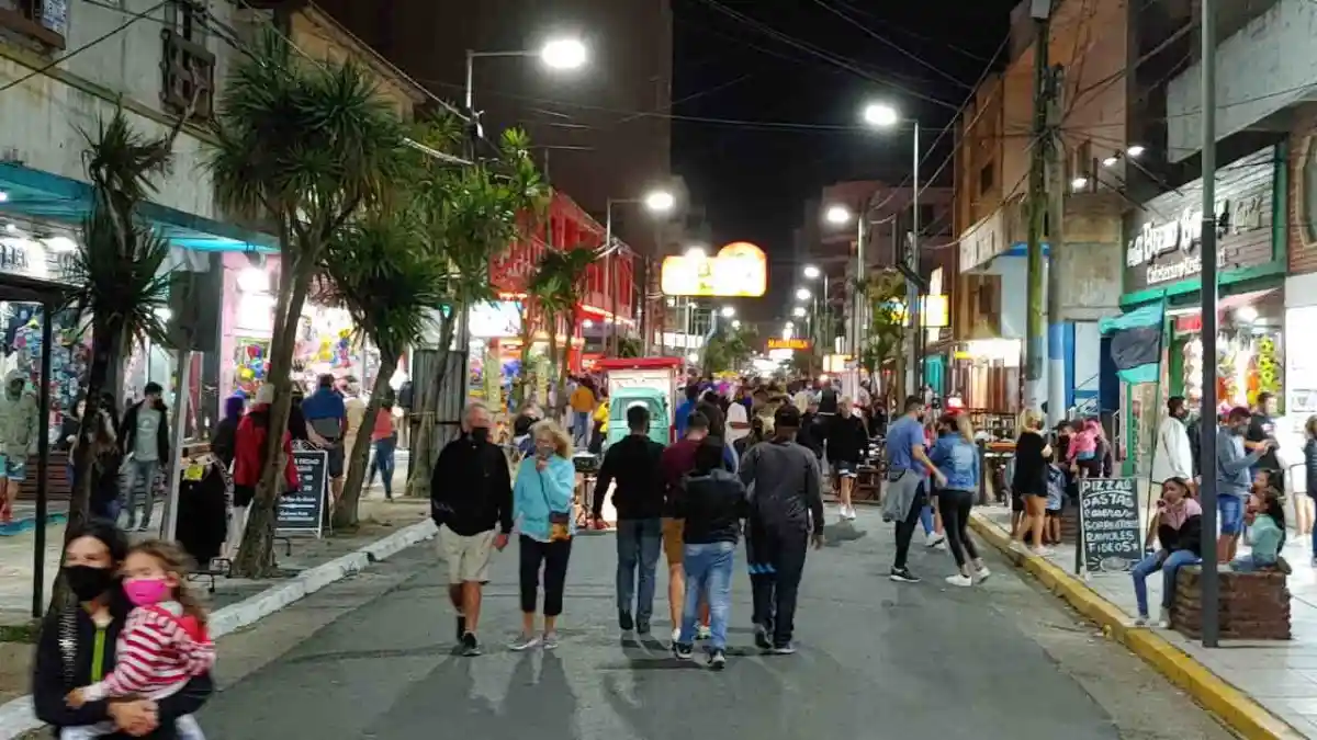 El centro de Santa Teresita es uno de los centros comerciales más importantes de la ciudad. El centro de Santa Teresita es uno de los centros comerciales más importantes de la ciudad.