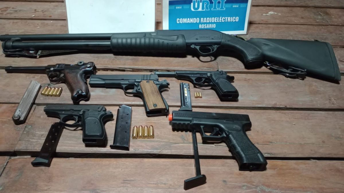 Una escopeta y cinco pistolas de distintos calibres fueron las armas que la Policía se llevó de la casa de José Bonacci en el sur de la ciudad de Rosario. Una escopeta y cinco pistolas de distintos calibres fueron las armas que la Policía se llevó de la casa de José Bonacci en el sur de la ciudad de Rosario.