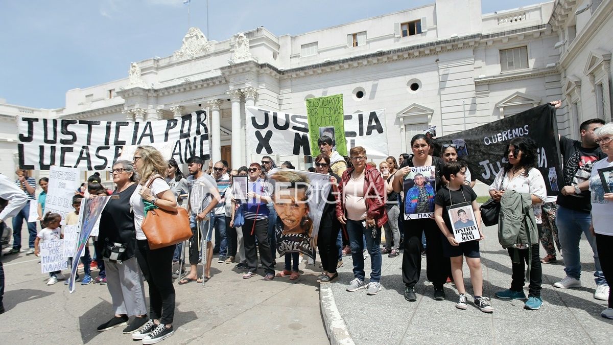Familiares de víctimas de la inseguridad durante una manifestación frente a la Legislatura.
