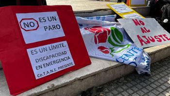 Personas con discapacidad, familias y prestadores se movilizaron en Santa Fe para exigir la sanción urgente de la Ley de Emergencia.
