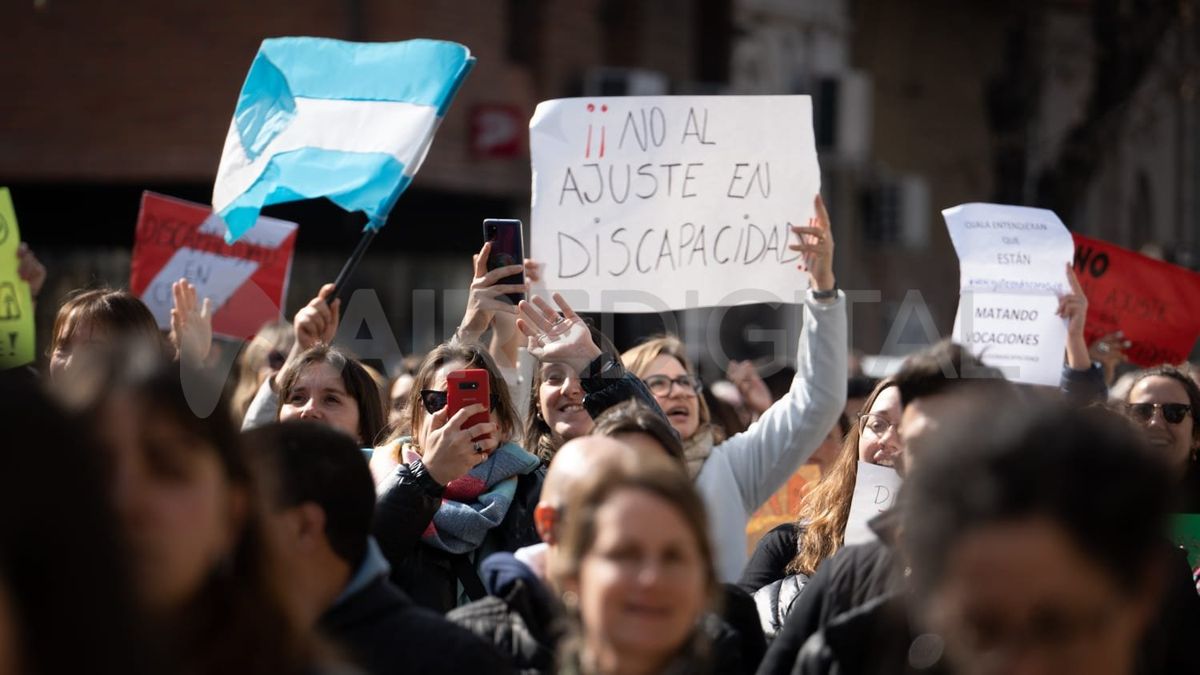 Más de 300 personas se concentraron frente a Casa de Gobierno y luego marcharon hasta la Superintendencia de Servicios de Salud.