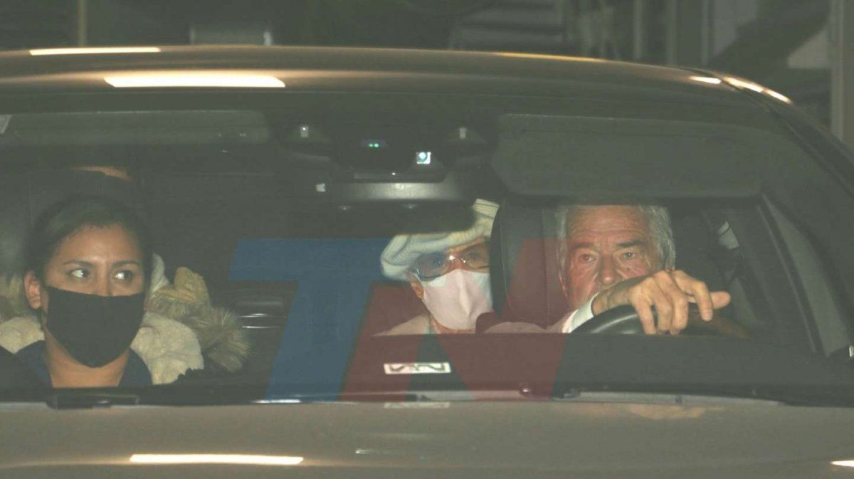 Mirtha Legrand se retiró de la clínica en auto y toda camuflada. (Foto: TN).