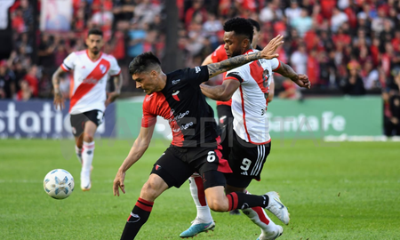 Colón y River igualaron 2 a 2 por la novena fecha de la Copa de la Liga. Colón y River igualaron 2 a 2 por la novena fecha de la Copa de la Liga.