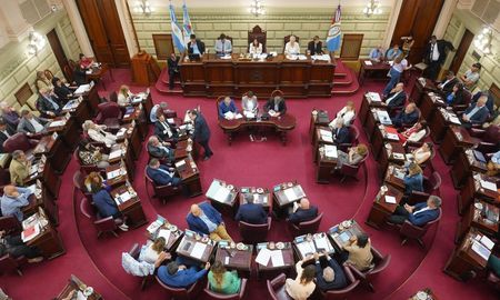 La exigencia alcanza tanto a los representantes legales como a los integrantes de los órganos de administración y fiscalización de dichas entidades. La exigencia alcanza tanto a los representantes legales como a los integrantes de los órganos de administración y fiscalización de dichas entidades.